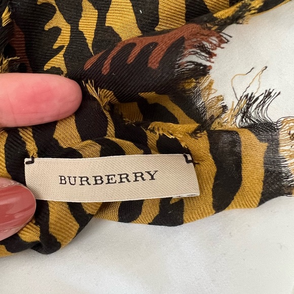 Beautiful authentic Burberry scarf. - Picture 3 of 4